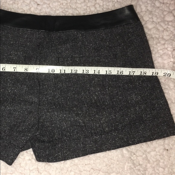 ELLE SHORTS. SIZE 4. ALMOST NEW. - Picture 5 of 6